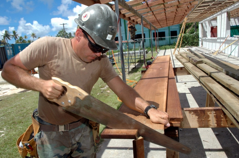 menuisier-LA ROQUEBRUSSANNE-min_worker_construction_building_carpenter_male_job_build_helmet-893290